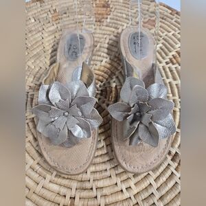 Boc Born Taupe Metallic Floral Thong Flip Flop Leather Sandals 7